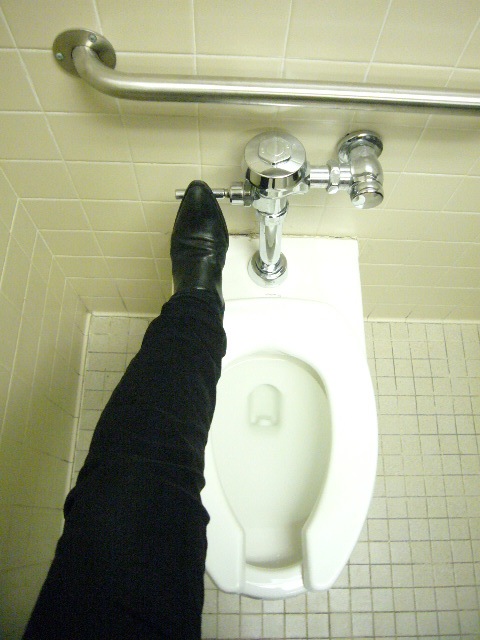 トイレのハンドルは洋式でも足で押しましょう