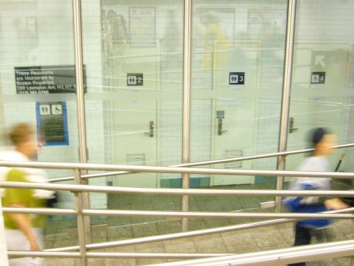 春にできたタイムズスクエア駅内の公衆トイレ。入口にはガードマンがいます