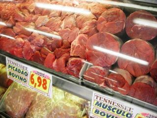 ブラジルの一般的な肉屋さんで、大きな塊で店頭販売されている牛肉