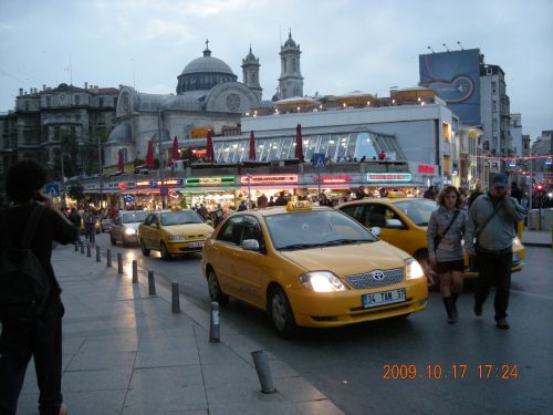 新市街中心地にて。タクシーはイスタンブールではすべて黄色。客待ちタクシーが道を塞いでしまいひどい渋滞もしばしばです。