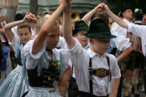 バイエルン民族衣装のディアンドルとレーダーホーゼ