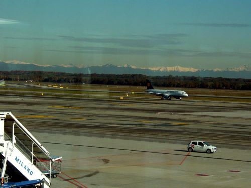 マルペンサ空港から見るアルプス山脈