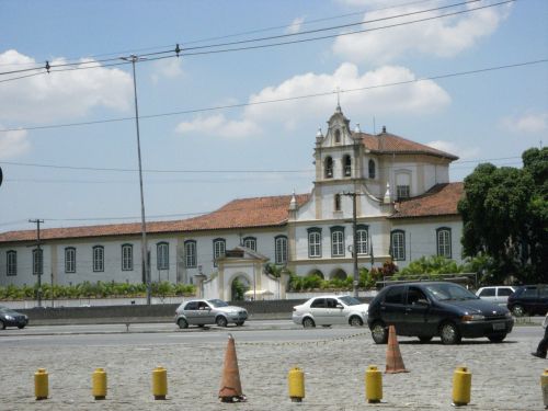 ブラジルの植民地時代によく見られる造りのノッサ・セニョーラ・ダ・ルス修道院の外観