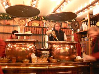 フォイヤーツァンゲンボーレ（ホットワインにラム酒も入った甘くて温かいお酒）の入った大きなお鍋。後ろに並んでいる素焼きのカップに注いでくれます。