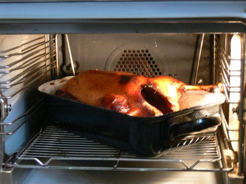 大きなオーブンでじっくり焼かれたガチョウ
