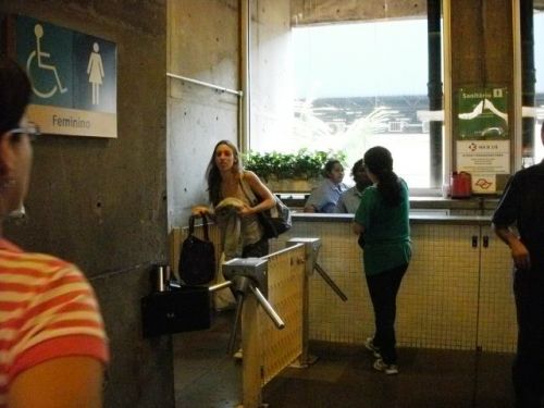 ブラジル国内や南米各地への長距離バスターミナルの有料トイレの入口（女性用）