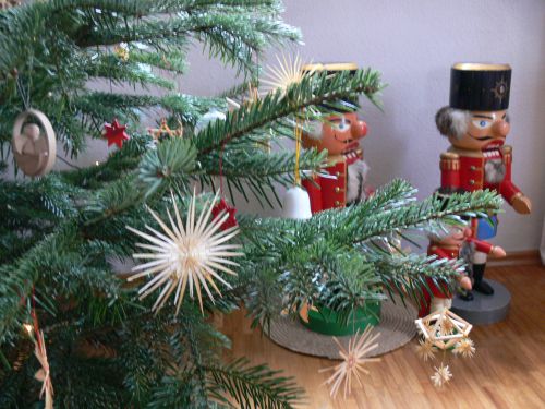 シュトローシュテルン。くるみ割り人形もクリスマスに飾ります。