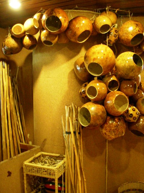 カポエイラの時に演奏される楽器｢ビリンバウ｣のエレメント。穴の開いた丸っこいのはヒョウタンでできた共鳴具です。