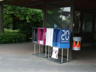 各駅に設置されている無料新聞のボックス
