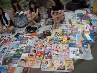 日本語の教習本とともにアニメ雑誌も処分してます。アニメ好きな雰囲気が伝わってくるような学生たちでした