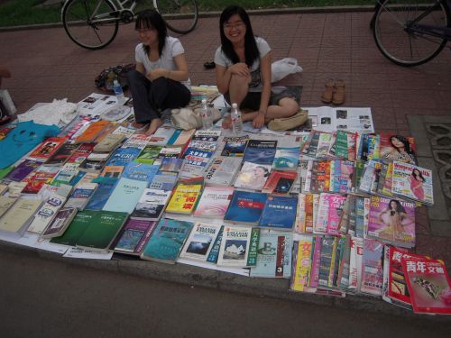 こんな感じで本を売っています。中には雑貨を売る学生もいます
