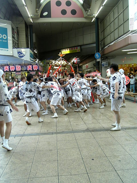 神輿を振り回す勇壮な一団。最後は大阪締めで挨拶！