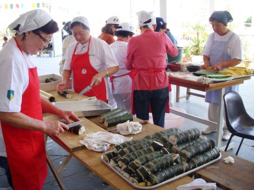 日系人のイベントで巻き寿司を作る女性たち（サンパウロ市の隣町オザスコ市にて）