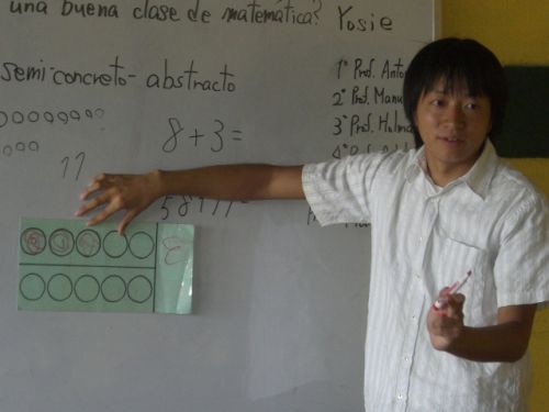 言葉を覚えたてのニカラグアの子どもは、アルファベットの「E」と数字の「3」を混同しがちです。その克服に役立つ教材を紹介する、有村健二先生。