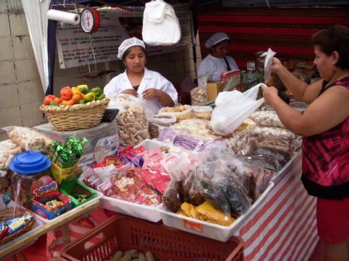 露天市で食料雑貨を販売するボリビアの女性