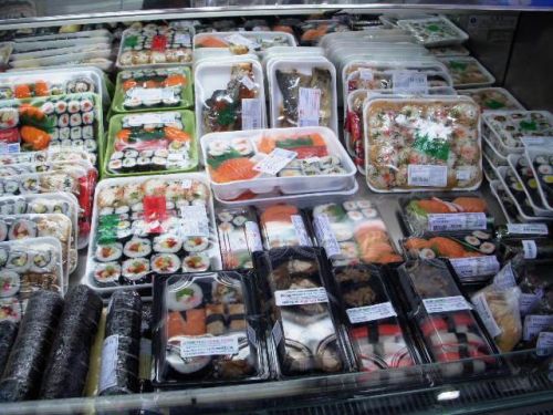 サンパウロ市の日本食料品店で販売されている寿司弁当