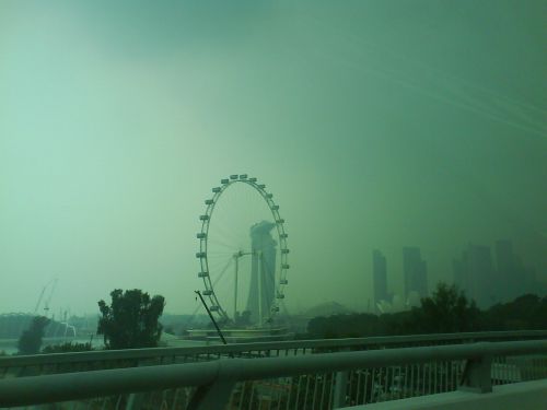 10月23日の午前。名物シンガポールフライヤーの最上部が霞んでいます