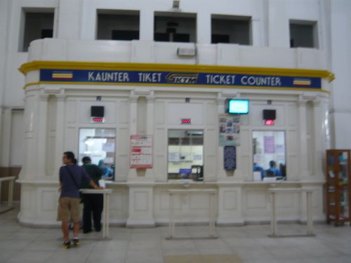 券売機はなし！シンガポールのMRT(地下鉄）では見られない、窓口で券を買う人の列