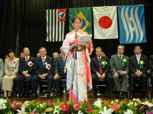 11月21日にブラジル北海道協会で開催された兵庫県人会創立50周年記念式典で、日本での思い出を語る日系２世の天野ニナさん