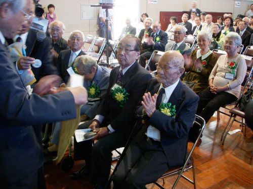 ブラジル兵庫県人会創立50周年で兵庫県知事から表彰された100歳の日本移民３名（真ん中は代理の方）