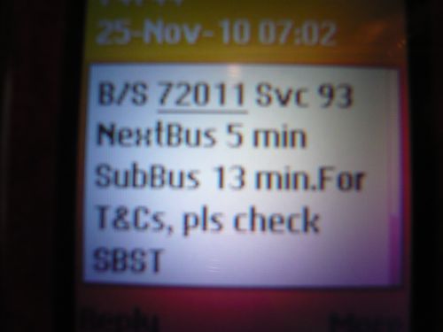 これが返信画面です。私が待っているバス停に、93番のバスは5分後、その次は13分後に来ます、と表示されています