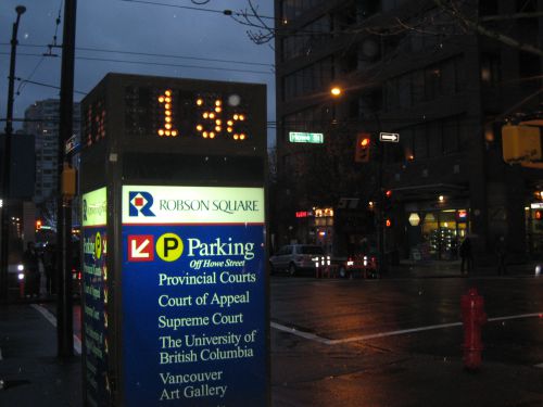 市内の温度計は13度を指してます（夕方5時）