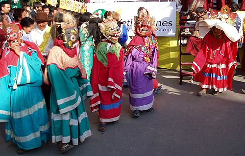 お寺の小坊主さんたちは仮面をつけています