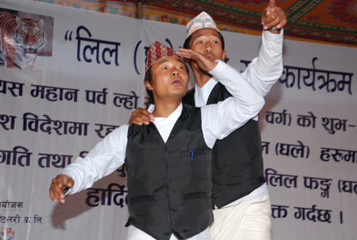 世の中を風刺する寸劇で会場は大爆笑！ネパール人男性の正装であるトピ（帽子）