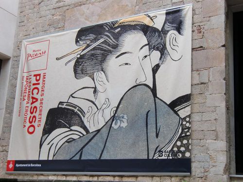 展示会場となったピカソ美術館の壁に大きく飾られたポスター