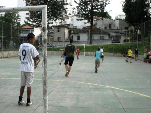 公園のコートでフットサルをする人々