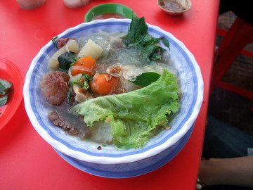 カンボジア名物の米麺（クイティウ）