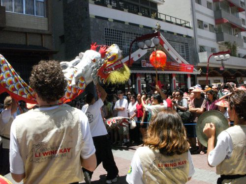 サンバのリズムで龍が舞ったサンパウロの東洋人街での中国の旧正月