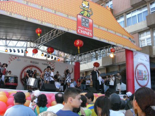 2010年、サンパウロの東洋人街の中国の旧正月のお祝いイベントで踊られたサンバ