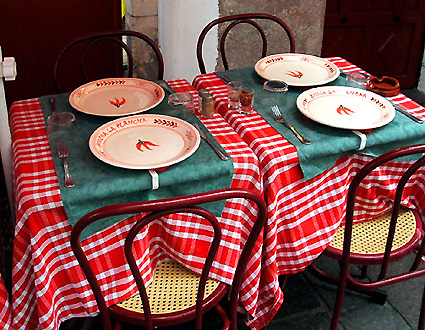 バスクの旗色（赤・白・緑）と名産物「唐辛子」モチーフのテーブルセッティング