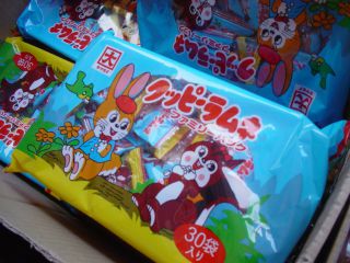 名古屋を代表する駄菓子「クッピーラムネ」は40年ほど前の発売当初から変わらないデザインで親しまれる