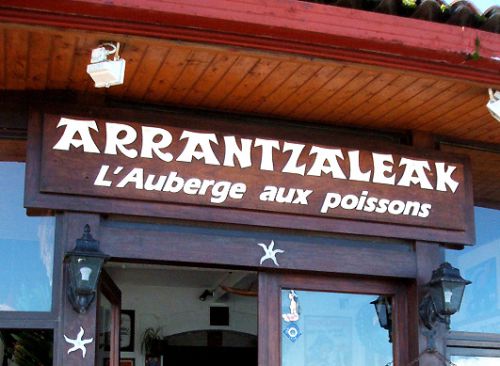 レストランArrantzaleakの入り口　大文字で書かれた店名はバスク語フォント