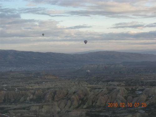 キノコ岩の大地を上から眺める気球ツアーもあります！