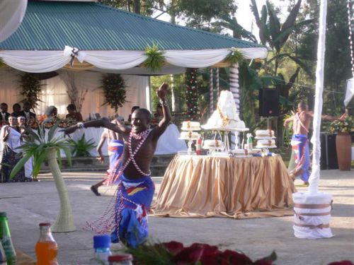余興です。新郎がルワンダ出身なので、ルワンダの踊りです