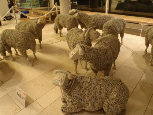コミュニケーションミュージアムの展示。電話な羊さん・・・