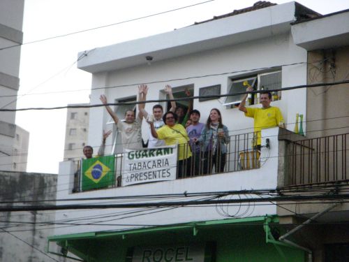 ブラジルが北朝鮮に勝った直後のタバコ屋さんのベランダからの様子