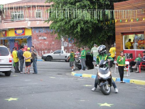 試合観戦に向けて緑や黄色のブラジルカラーの服を着る人々が集まってきます