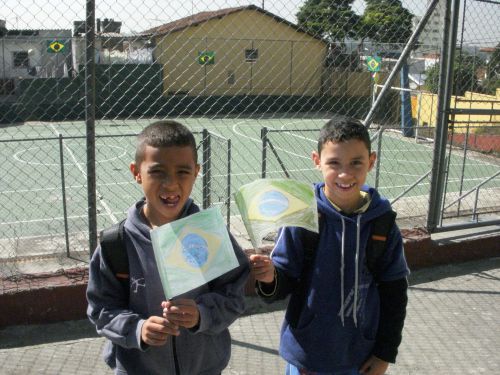 15日の試合当日、学校でブラジル国旗を作った子どもたち