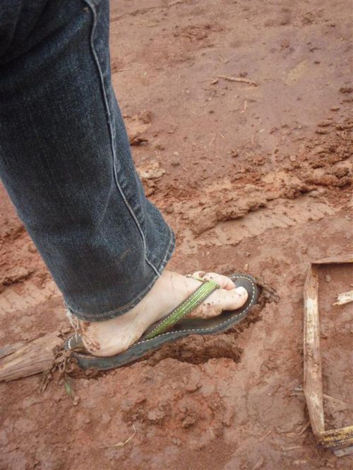 女性は底の浅いサンダルを履きます。足は泥で必ず汚れます