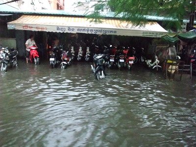 浸水したバイク屋