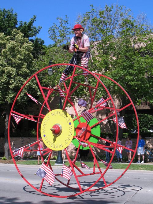 Melvin（メルビン）さんと彼のWacky Wheel（ウァッキーホイール／風変わりな車輪）。