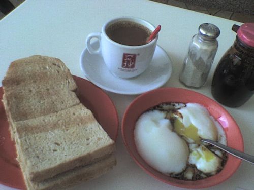 ヤクンのセットA。半熟卵には、特製の醤油かコショウ（もしくは両方）をかけます