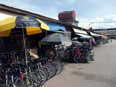 市場内の自転車屋