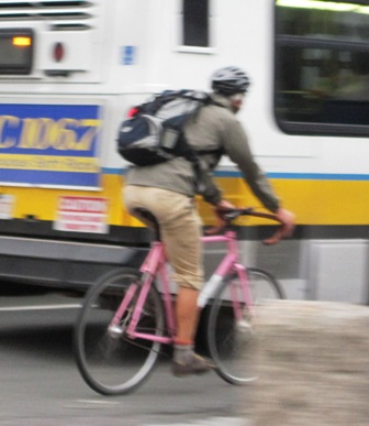 自転車に乗る時は、ヘルメットを着用する人がほとんど