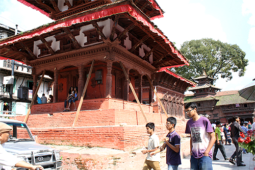 軒下でおしゃべりしている命知らずの若者たちよ…。どこまで平和なの？