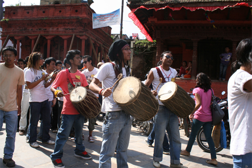 左奥のレンガ造りの建物も、相当危険な様子。
